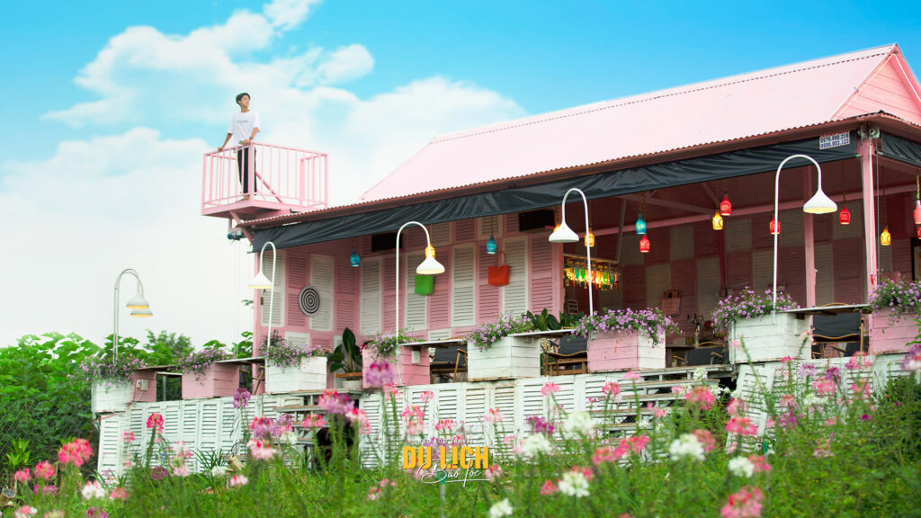 Độc đáo quán cà phê màu hồng ở Bảo Lộc
